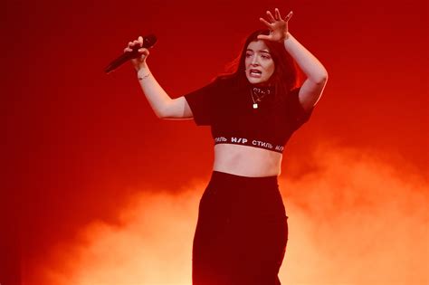 lorde nude|Lorde bares her bum to tease new single, Solar Power